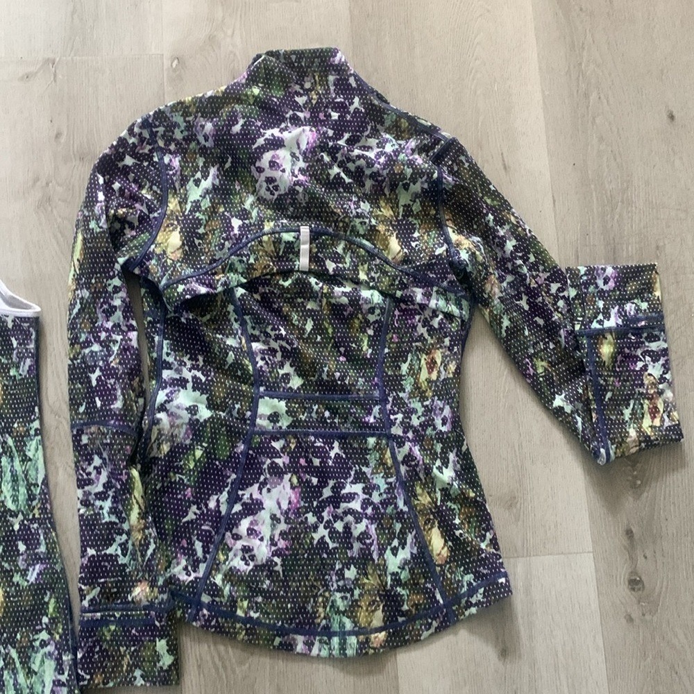 LULULEMON SET of 2 DEFINE JACKET zip AND thank top floral size 6 purple white - Picture 12 of 16